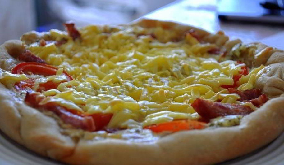 Рецепт мясной пиццы с белым соусом в мультиварке