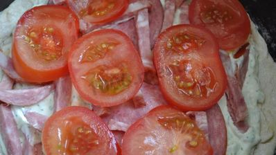 мясная пицца с белым соусом в мультиварке