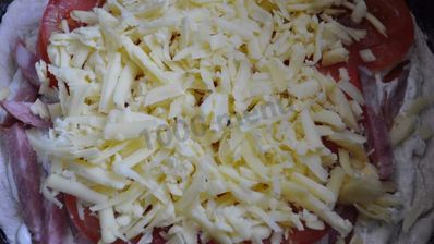 мясная пицца с белым соусом в мультиварке