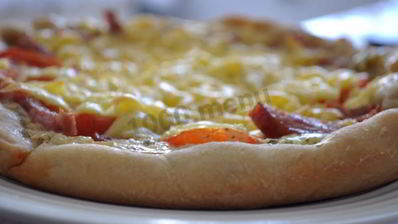 мясная пицца с белым соусом в мультиварке