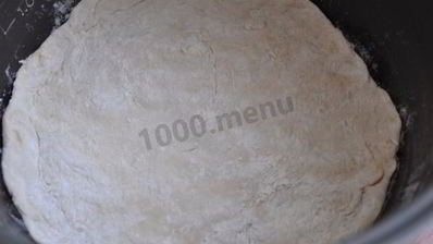 мясная пицца с белым соусом в мультиварке