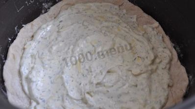 мясная пицца с белым соусом в мультиварке