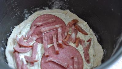 мясная пицца с белым соусом в мультиварке