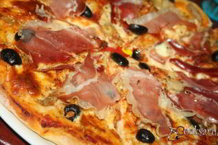 Очень вкусная пицца с хамоном и артишоками в итальянском стиле