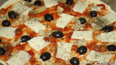 очень вкусная пицца с хамоном и артишоками в итальянском стиле