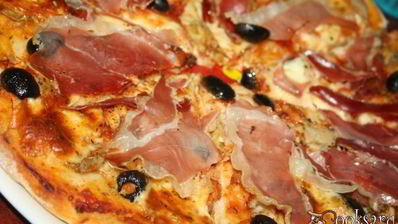 очень вкусная пицца с хамоном и артишоками в итальянском стиле