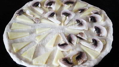 пицца гавайская с курицей и ананасами