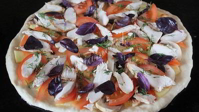 пицца гавайская с курицей и ананасами