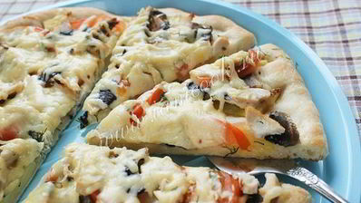 пицца гавайская с курицей и ананасами