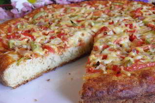 Пицца на творожном тесте с курицей