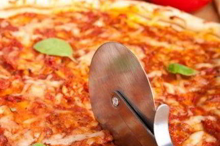 Пицца с бараниной и помидорами