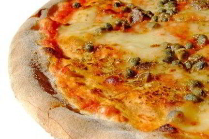 Пицца с домашним сыром и каперсами