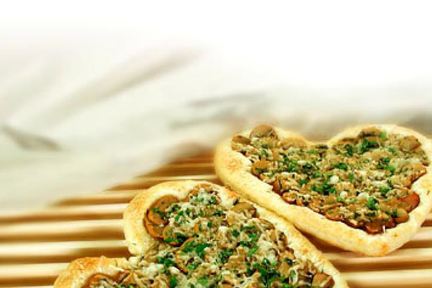 Пицца с грибами в виде сердца