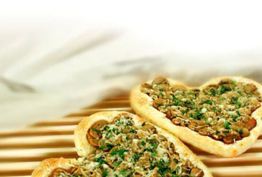 Пицца с грибами в виде сердца