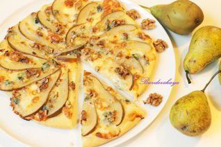 Пицца с грушей и горгонзолой