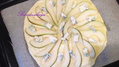 пицца с грушей и горгонзолой