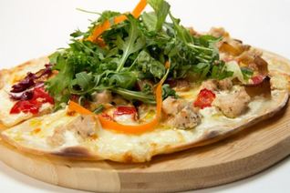 Пицца с индейкой и белыми грибами со свежим салатом