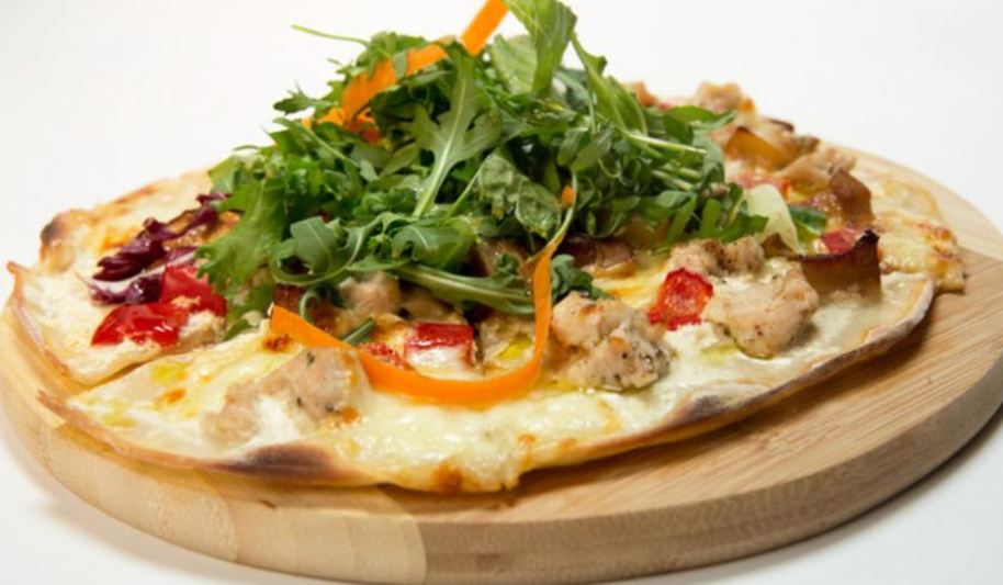 Рецепт пиццы с индейкой и белыми грибами со свежим салатом