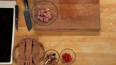 пицца с индейкой и белыми грибами со свежим салатом