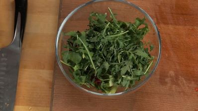 пицца с индейкой и белыми грибами со свежим салатом