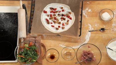 пицца с индейкой и белыми грибами со свежим салатом