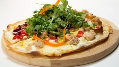 пицца с индейкой и белыми грибами со свежим салатом