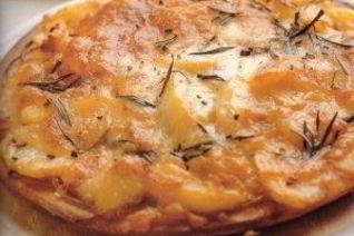 Пицца с картофелем, моцареллой и чесноком