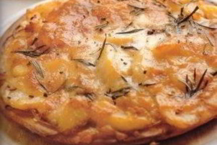 Пицца с картофелем, моцареллой и чесноком