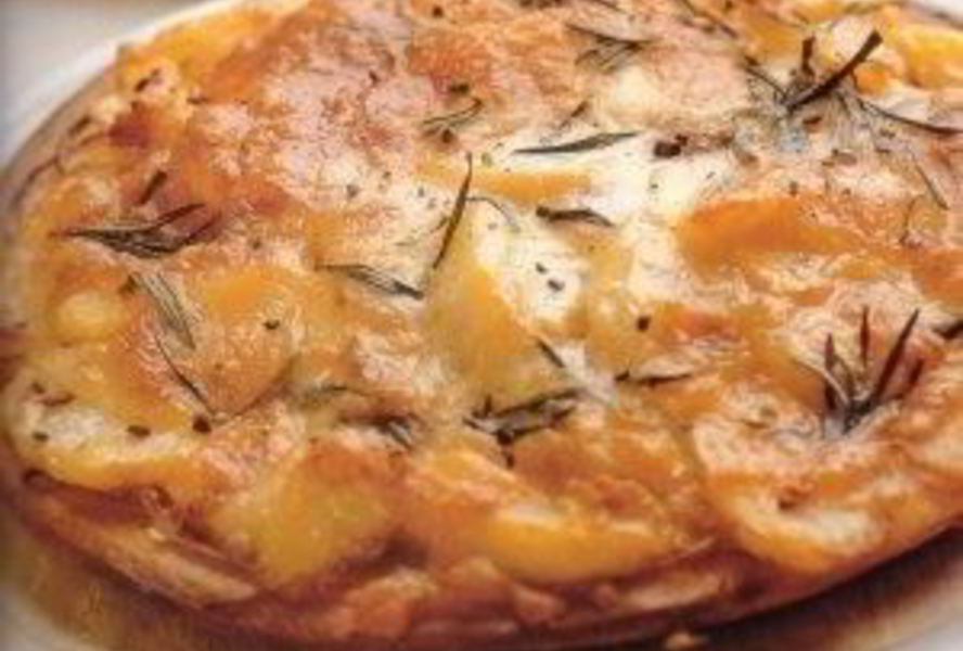 Пицца с картофелем, моцареллой и чесноком