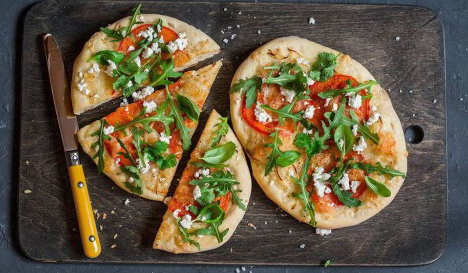 Рецепт пиццы с козьим сыром и руколой