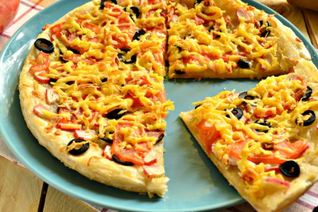 Пицца с крабовыми палочками и маслинами