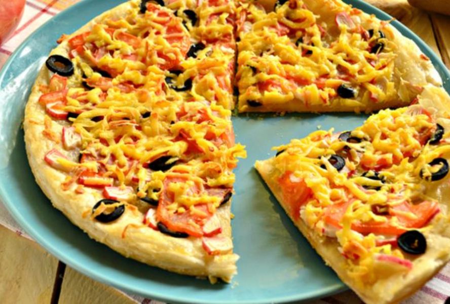 Пицца с крабовыми палочками и маслинами