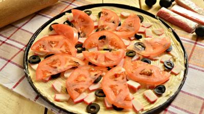 пицца с крабовыми палочками и маслинами