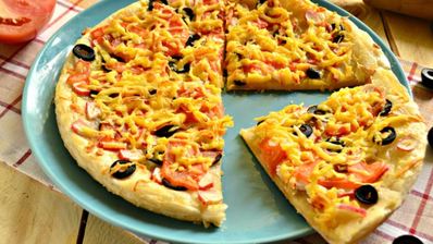 пицца с крабовыми палочками и маслинами