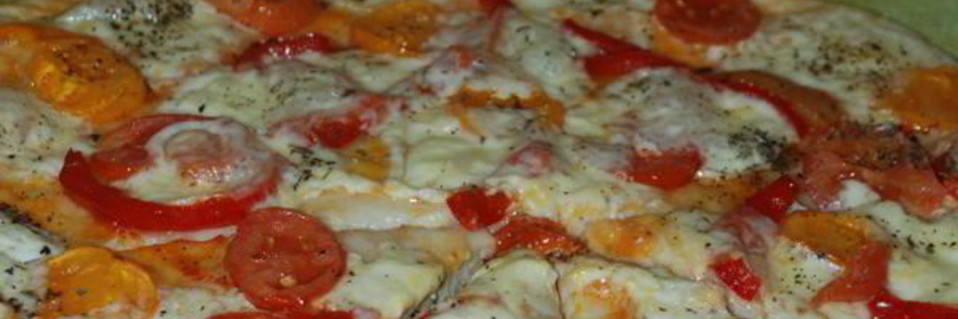 Пицца с моцареллой и помидорами