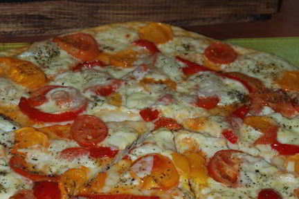 Пицца с моцареллой и помидорами