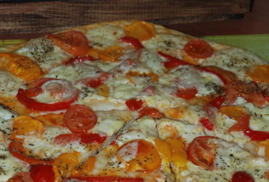 Пицца с моцареллой и помидорами
