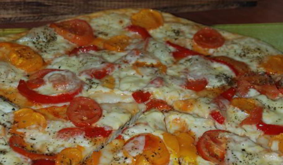 Рецепт пиццы с моцареллой и помидорами