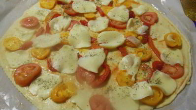 пицца с моцареллой и помидорами