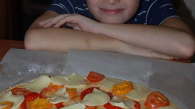 пицца с моцареллой и помидорами