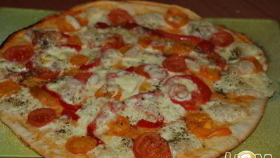 пицца с моцареллой и помидорами