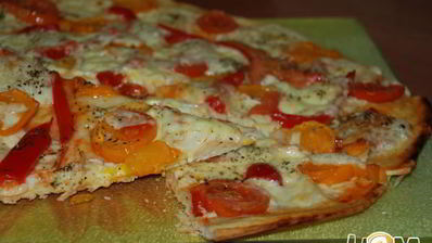 пицца с моцареллой и помидорами
