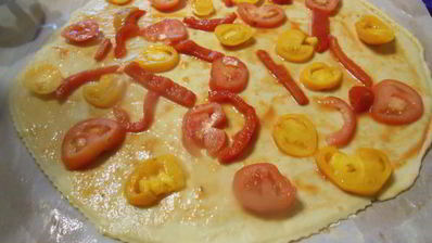 пицца с моцареллой и помидорами