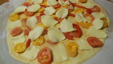 пицца с моцареллой и помидорами