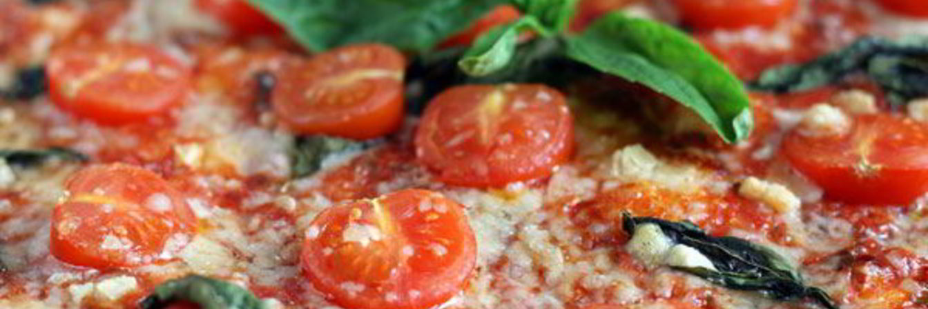 Пицца с помидорами черри и базиликом