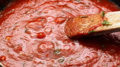 пицца с помидорами черри и базиликом