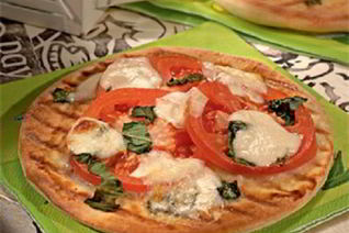 Пицца с помидорами и моцареллой