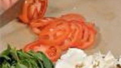 пицца с помидорами и моцареллой