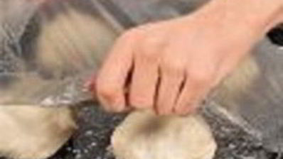 пицца с помидорами и моцареллой