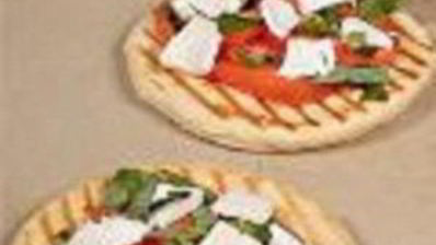 пицца с помидорами и моцареллой